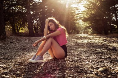 güneş ışığı genç güzel ve zarif şık kız portresi