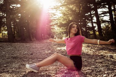 güneş ışığı genç güzel ve zarif şık kız portresi