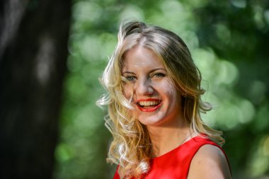 Yaz parkta güzel bir genç kadın