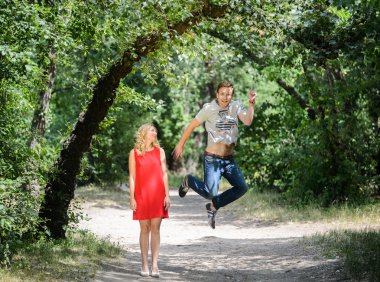 Genç çift yeşil yaz parkta güzel  