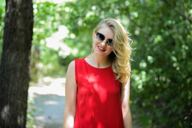 sunglases yaz park yakınındaki güzel genç kadın