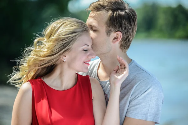 Joven feliz pareja abrazando y riendo en el fondo del río — Foto de Stock