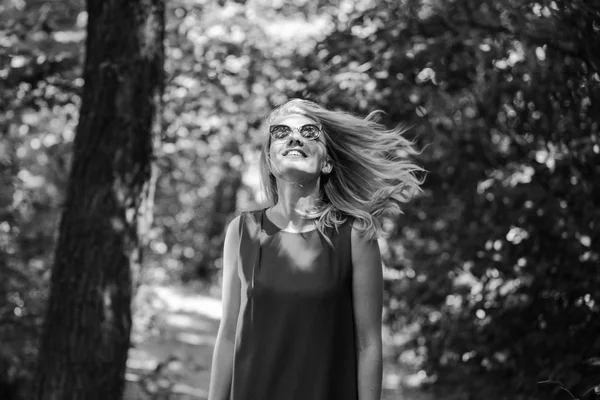 Schöne junge Frau mit Sonnenbrille in der Nähe des Sommerparks — Stockfoto