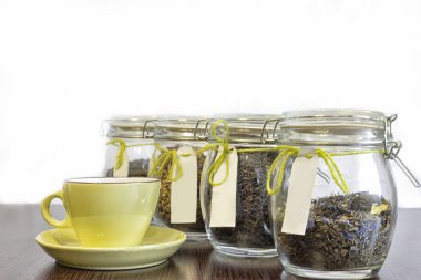 Cam Kavanoz ve beyaz arka plan ile ahşap masa bardakta çay