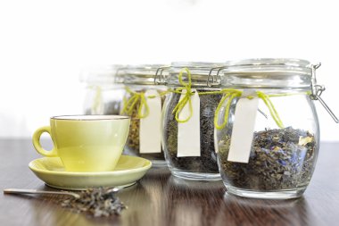 kaşık, cam kavanoz ve beyaz arka plan ile ahşap masa bardakta çay