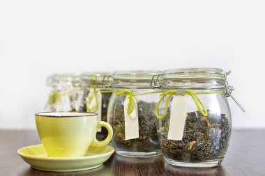 Cam Kavanoz ve beyaz arka plan ile ahşap masa bardakta çay