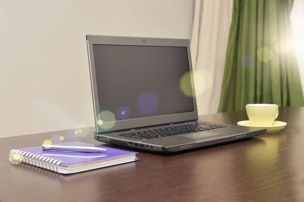Laptopa książkę adresową, Puchar i pióra na stole. rozbłysk słoneczny — Zdjęcie stockowe