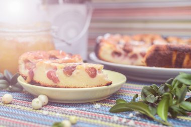 Yeşil dal ve bal ile renkli masa örtüsü tarihinde kirazlı turta