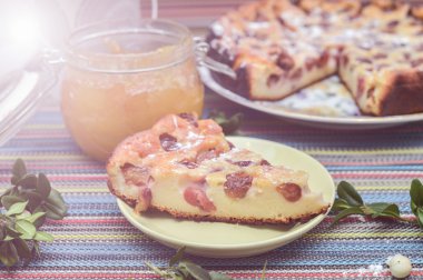 Yeşil dal ve bal ile renkli masa örtüsü tarihinde kirazlı turta