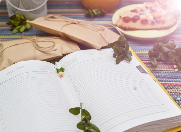 Notatnik, koperty papierowe i kawałek tortu na kolorowy Obrus — Zdjęcie stockowe