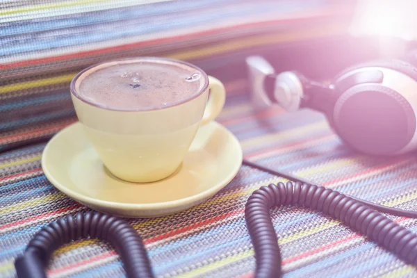 Słuchawki i kubek z kawa kolorowy Obrus — Zdjęcie stockowe