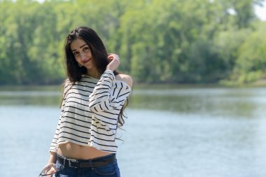 su beach bakmak üzerinde güzel kız