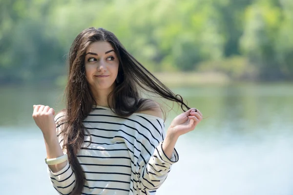 Pretty girl on the beach look at water — Stock Photo, Image