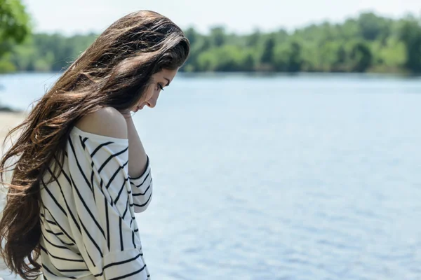 Ładna dziewczyna na plaży patrzeć na wodę — Zdjęcie stockowe