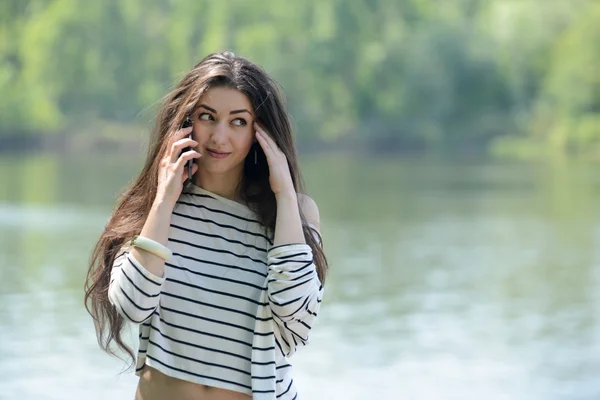 Menina infeliz com telefone móvel — Fotografia de Stock