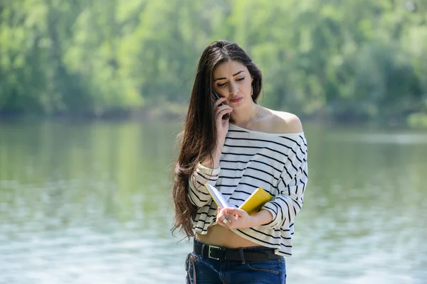 Unhappy girl with mobile phone — Stock Photo, Image