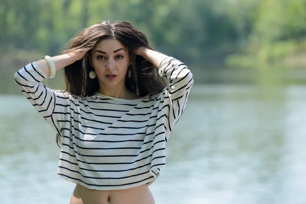 Pretty girl on the beach look at water — Stock Photo, Image