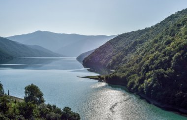 Dağların ve nehrin manzarası