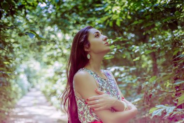 güzel uzun saçlı esmer plein hava