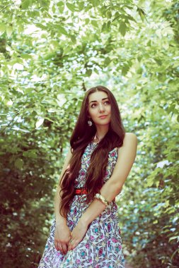 güzel uzun saçlı esmer plein hava