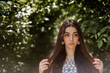 güzel uzun saçlı esmer plein hava