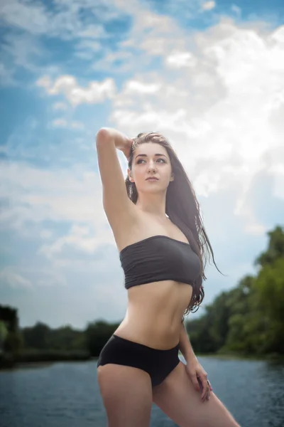 Menina de pé ao ar livre contra o céu — Fotografia de Stock