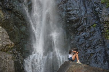 kaya şelale arka plan ile kız