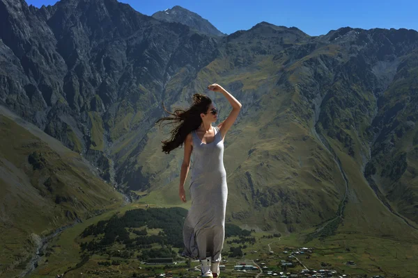 Schönes Mädchen steht auf Bergkulisse — Stockfoto