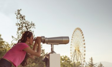 dürbün ile kız görünüyor