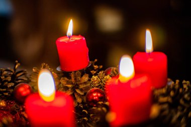 Advent mumları parıldıyor ve Noel / Advent Çelengi kutlamasını simgeliyor