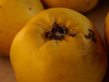 Yazın tahta arka planda organik taze elmalar. Tarım konsepti temalı taze elmalar doğada