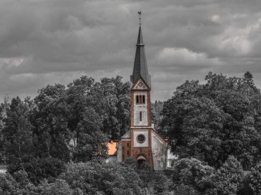 İlkbaharda kırsalda, tepede küçük sevimli bir kilise