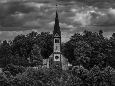 İlkbaharda kırsalda, tepede küçük sevimli bir kilise