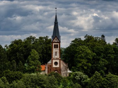 İlkbaharda kırsalda, tepede küçük sevimli bir kilise