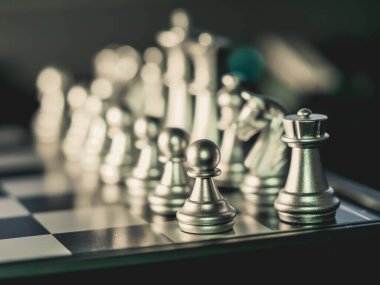 Bulanık arkaplanlı satranç tahtası oyunu ile iş oyunu rekabetçi stratejisi