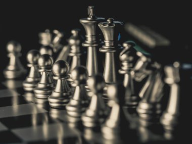 Bulanık arkaplanlı satranç tahtası oyunu ile iş oyunu rekabetçi stratejisi