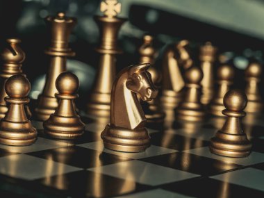 Bulanık arkaplanlı satranç tahtası oyunu ile iş oyunu rekabetçi stratejisi