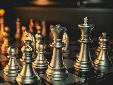 Bulanık arkaplanlı satranç tahtası oyunu ile iş oyunu rekabetçi stratejisi