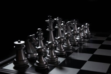 Bulanık arkaplanlı satranç tahtası oyunu ile iş oyunu rekabetçi stratejisi