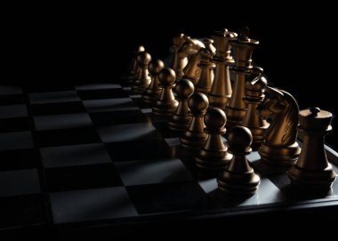 Bulanık arkaplanlı satranç tahtası oyunu ile iş oyunu rekabetçi stratejisi