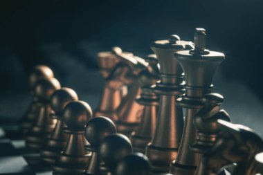 Bulanık arkaplanlı satranç tahtası oyunu ile iş oyunu rekabetçi stratejisi