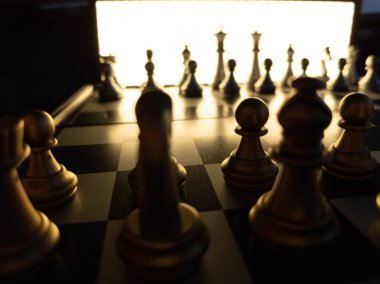 Bulanık arkaplanlı satranç tahtası oyunu ile iş oyunu rekabetçi stratejisi