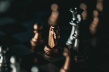 Bulanık arkaplanlı satranç tahtası oyunu ile iş oyunu rekabetçi stratejisi