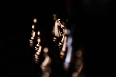 Bulanık arkaplanlı satranç tahtası oyunu ile iş oyunu rekabetçi stratejisi