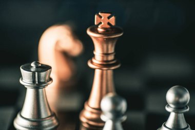 Bulanık arkaplanlı satranç tahtası oyunu ile iş oyunu rekabetçi stratejisi