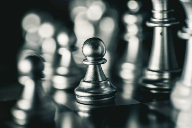 Bulanık arkaplanlı satranç tahtası oyunu ile iş oyunu rekabetçi stratejisi