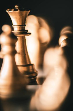 Bulanık arkaplanlı satranç tahtası oyunu ile iş oyunu rekabetçi stratejisi