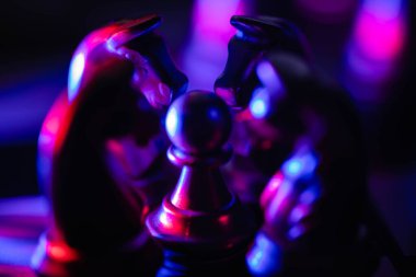 Bulanık arkaplanlı satranç tahtası oyunu ile iş oyunu rekabetçi stratejisi