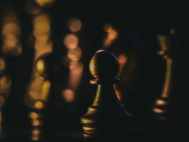 Bulanık arkaplanlı satranç tahtası oyunu ile iş oyunu rekabetçi stratejisi