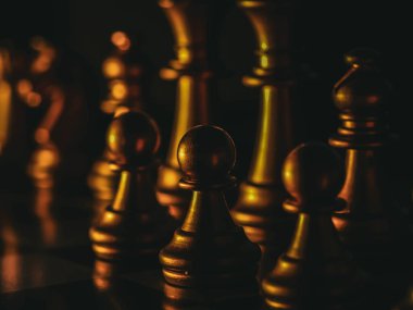 Bulanık arkaplanlı satranç tahtası oyunu ile iş oyunu rekabetçi stratejisi